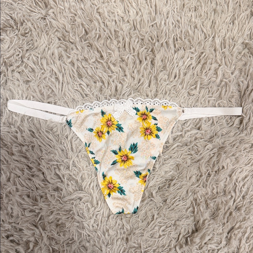 True Vintage NWT Victoria’s Secret Yellow Sunflower Floral V-String One Size